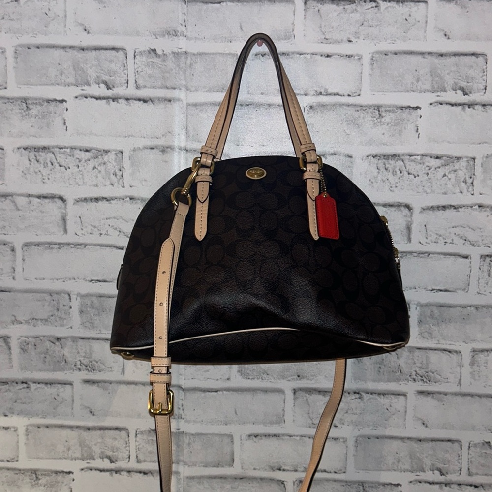 Classic coach bag. Cross body strap and shoulder strap.